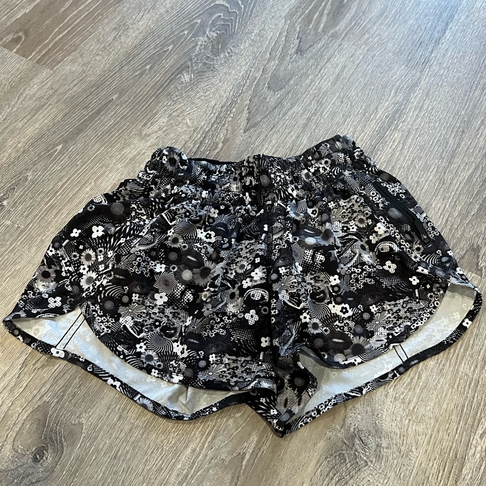 Lululemon lined black/white shorts